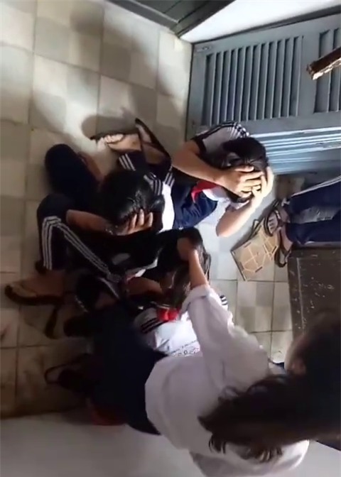 Kiên Giang: Xôn xao clip 3 nữ sinh lớp 7 bị 2 học sinh lớp 9 đánh dã man ngay tại trường học - Ảnh 2.