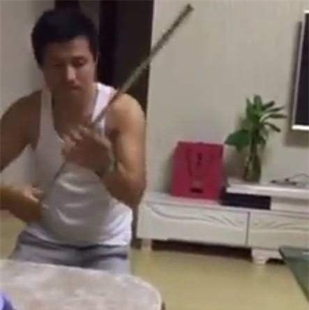 con trai mac loi, ong bo khong cam roi danh con ma... tu tay danh minh - 3