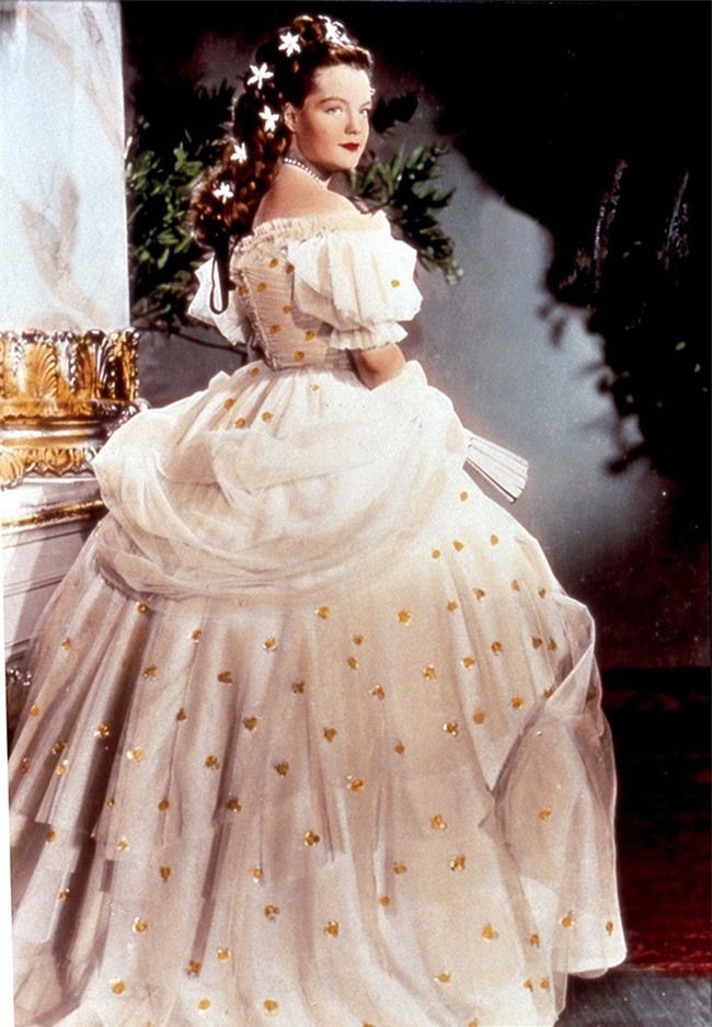 Nữ hoàng xinh đẹp nhất thế giới và chuyện làm đẹp ly kỳ: Đắp mặt bằng thịt tươi, gội đầu bằng rượu, tập thể dục 10 tiếng mỗi ngày - Ảnh 8.