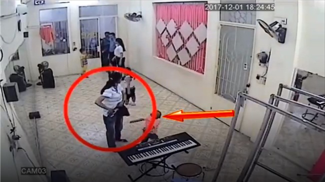 Clip: Đến đón bé trai, người phụ nữ nhanh tay lấy trộm điện thoại ngay trong lớp học - Ảnh 1.