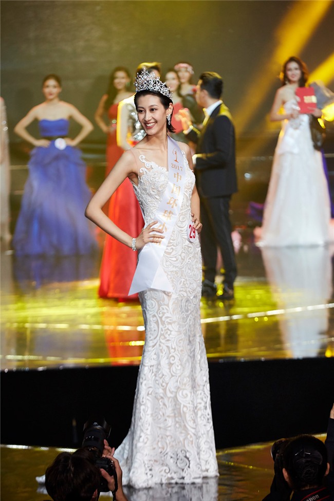 Những hoa hậu Trung Quốc bị chê giống đàn ông mặc váy trên đấu trường quốc tế-1