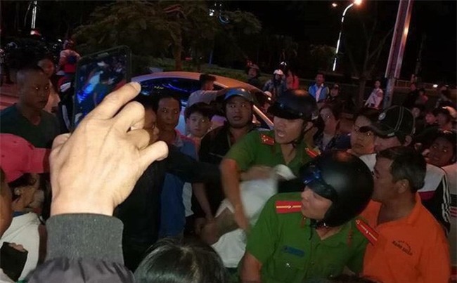 Hàng trăm người dân hô hoán, hỗ trợ vây bắt đối tượng nghi bắt cóc trẻ em - Ảnh 1.