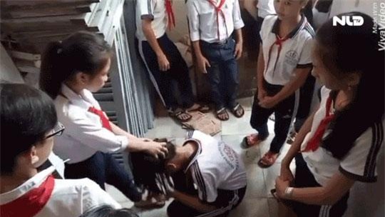 tin moi nhat vu 3 nu sinh lop 7 bi "dan chi" danh dap da man ngay tai truong hoc - 1