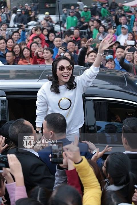 Người hâm mộ không ngừng hò reo phấn khích, phố đi bộ Hồ Gươm thất thủ khi Mỹ Tâm xuất hiện - Ảnh 3.