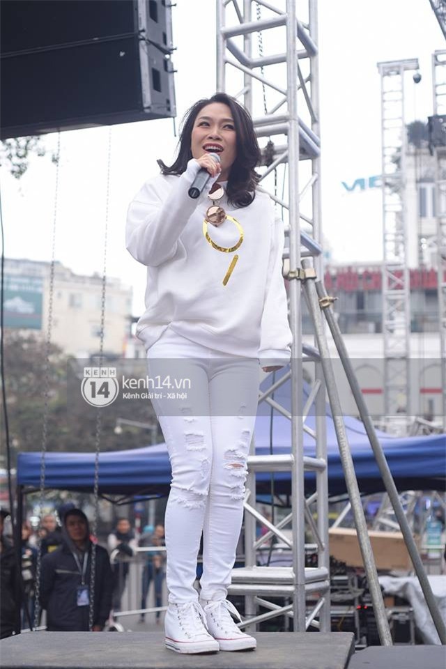 Người hâm mộ không ngừng hò reo phấn khích, phố đi bộ Hồ Gươm thất thủ khi Mỹ Tâm xuất hiện - Ảnh 7.