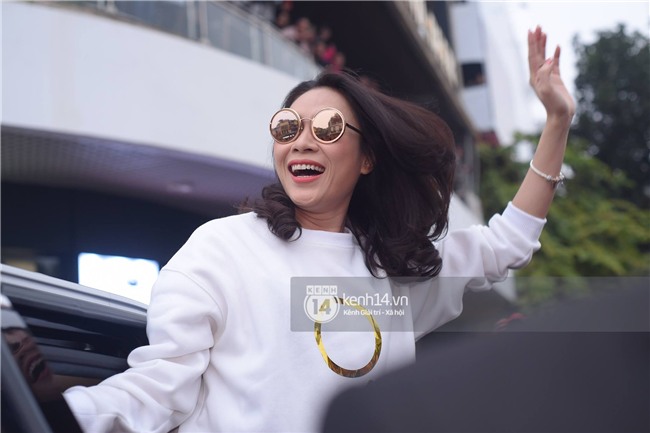 Người hâm mộ không ngừng hò reo phấn khích, phố đi bộ Hồ Gươm thất thủ khi Mỹ Tâm xuất hiện - Ảnh 9.