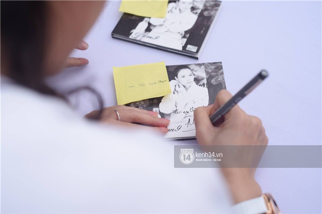 Người hâm mộ không ngừng hò reo phấn khích, phố đi bộ Hồ Gươm thất thủ khi Mỹ Tâm xuất hiện - Ảnh 10.