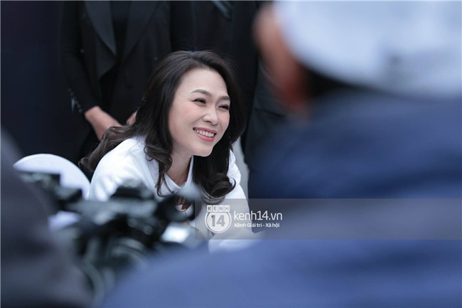 Người hâm mộ không ngừng hò reo phấn khích, phố đi bộ Hồ Gươm thất thủ khi Mỹ Tâm xuất hiện - Ảnh 11.