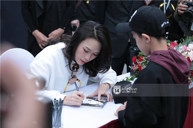 Người hâm mộ không ngừng hò reo phấn khích, phố đi bộ Hồ Gươm thất thủ khi Mỹ Tâm xuất hiện - Ảnh 12.