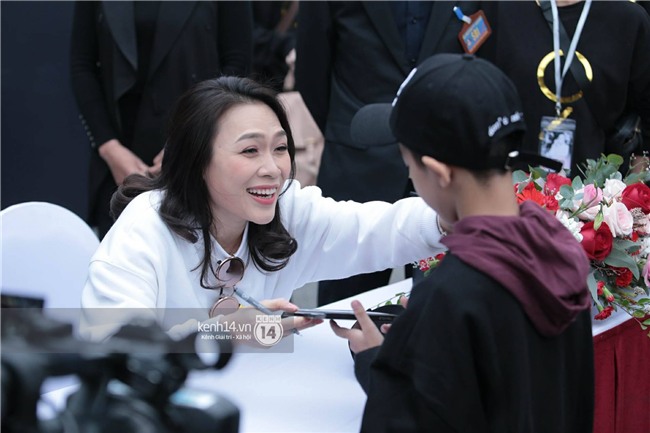 Người hâm mộ không ngừng hò reo phấn khích, phố đi bộ Hồ Gươm thất thủ khi Mỹ Tâm xuất hiện - Ảnh 13.