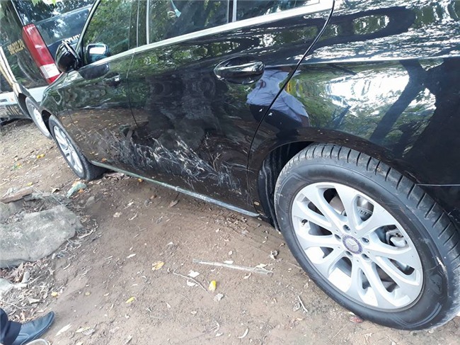 Bị chó cào nát vỏ xe vì lau quá bóng - Ảnh 2.