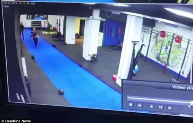 Clip: Đánh cắp xe máy, hai tên trộm ốm đòn dưới tay chủ xe - Ảnh 2.