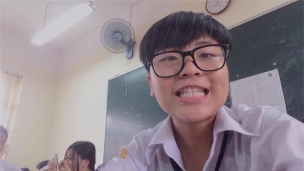 Hai nam sinh vừa đàn vừa hát loạt hit Vpop trong lớp học đốn tim người nghe-1