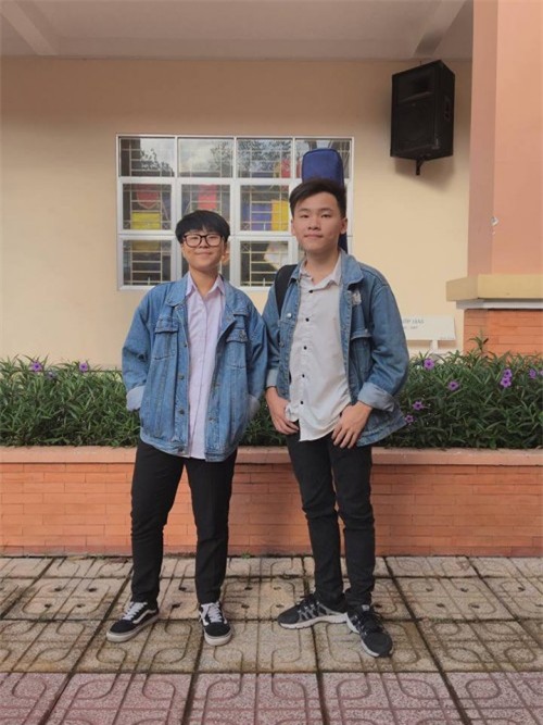 Hai nam sinh vừa đàn vừa hát loạt hit Vpop trong lớp học đốn tim người nghe-3