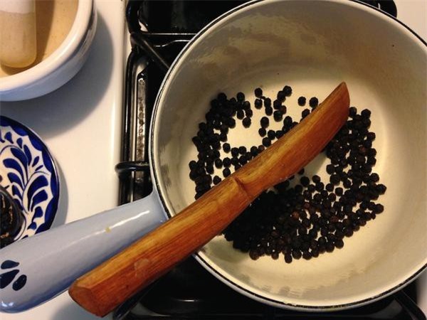 Nếu chưa bao giờ rang tiêu, hãy làm ngay hôm nay để thấy món ăn thơm ngon lạ kì - Ảnh 2.