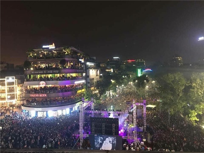 Mỹ Tâm đội mũ gấu nhảy điệu say rượu tới 2 lần để chiều lòng 10 ngàn khán giả-1