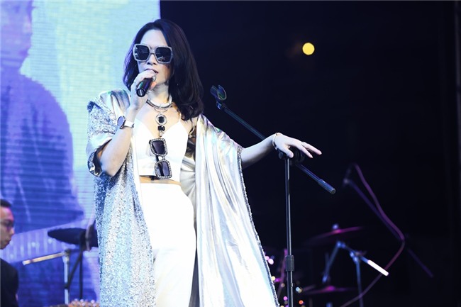 Mỹ Tâm đội mũ gấu nhảy điệu say rượu tới 2 lần để chiều lòng 10 ngàn khán giả-12