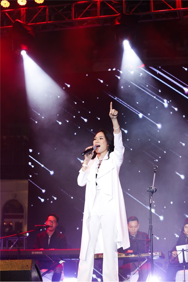 Mỹ Tâm đội mũ gấu nhảy điệu say rượu tới 2 lần để chiều lòng 10 ngàn khán giả-3