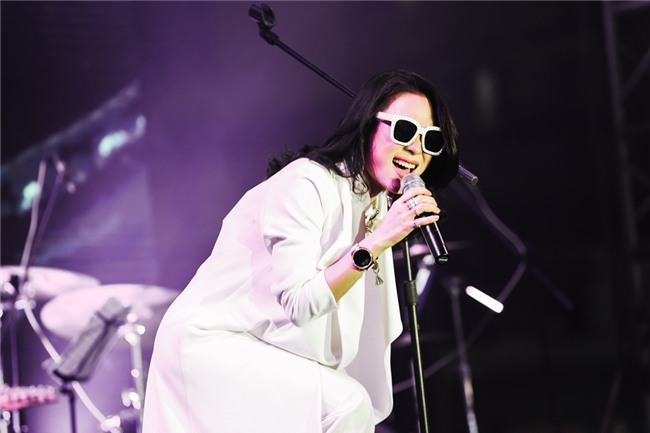 Mỹ Tâm đội mũ gấu nhảy điệu say rượu tới 2 lần để chiều lòng 10 ngàn khán giả-4