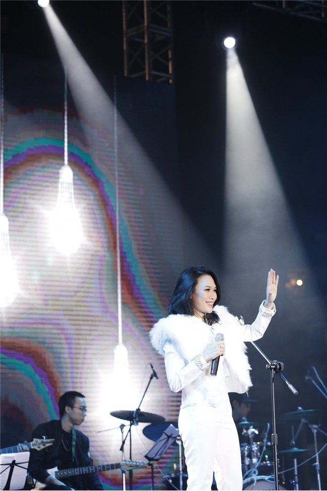 Mỹ Tâm đội mũ gấu nhảy điệu say rượu tới 2 lần để chiều lòng 10 ngàn khán giả-8