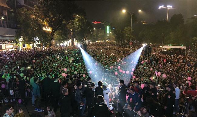 Mang tiếng là chủ nhân album, thế mà fan còn thuộc lời bài hát còn hơn cả Mỹ Tâm - Ảnh 1.