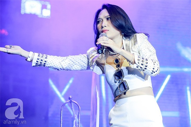 Có ai như Mỹ Tâm, nguyên một đêm diễn thay 4 trang phục và bộ nào cũng... trắng toát - Ảnh 13.