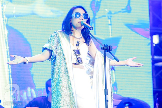 Có ai như Mỹ Tâm, nguyên một đêm diễn thay 4 trang phục và bộ nào cũng... trắng toát - Ảnh 14.