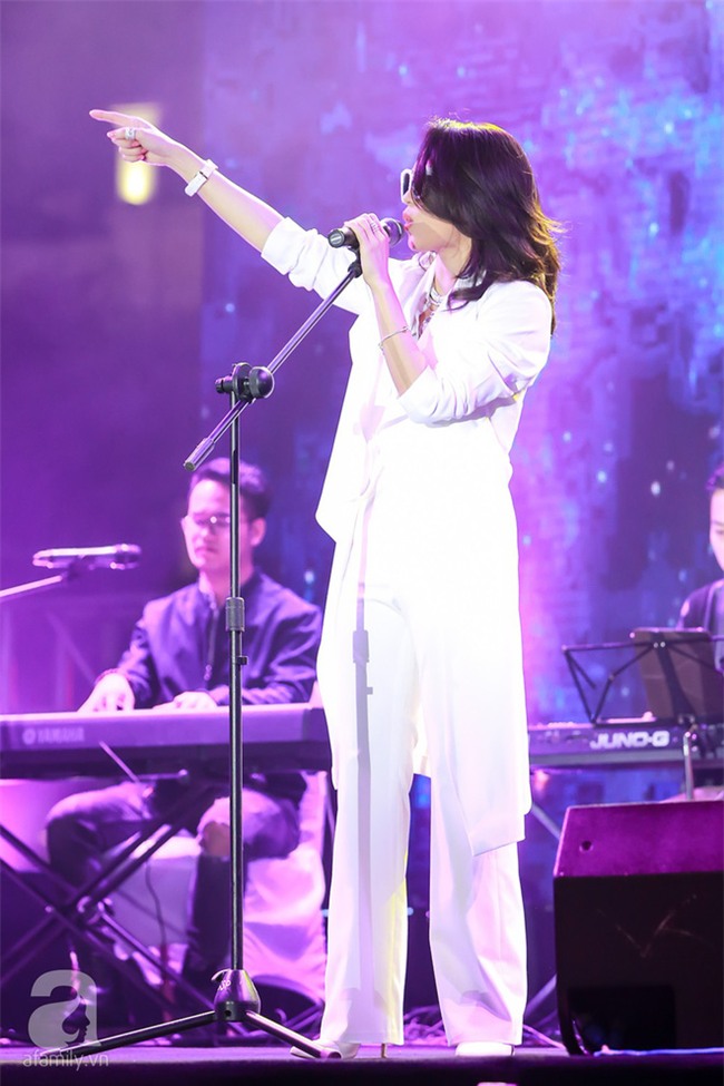 Có ai như Mỹ Tâm, nguyên một đêm diễn thay 4 trang phục và bộ nào cũng... trắng toát - Ảnh 3.