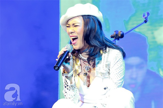 Có ai như Mỹ Tâm, nguyên một đêm diễn thay 4 trang phục và bộ nào cũng... trắng toát - Ảnh 10.