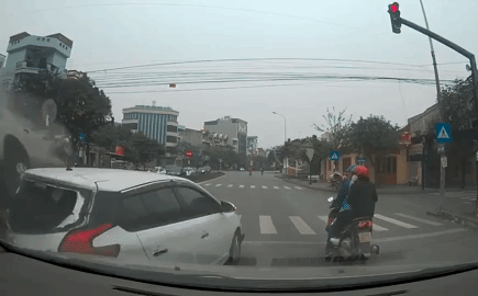 Clip: Ô tô phóng tốc độ “bàn thờ” lộn vài vòng trước khi tiếp đất dù đang đèn đỏ