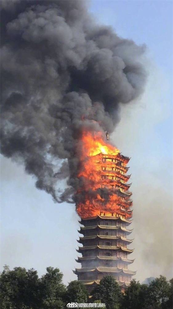 Trung Quốc: Cửu lung linh tháp cao nhất châu Á bốc cháy ngùn ngụt trong biển lửa - Ảnh 2.