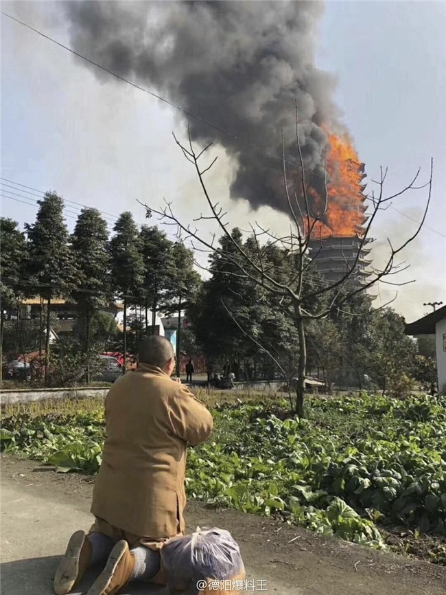 Trung Quốc: Cửu lung linh tháp cao nhất châu Á bốc cháy ngùn ngụt trong biển lửa - Ảnh 3.
