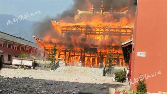 Trung Quốc: Cửu lung linh tháp cao nhất châu Á bốc cháy ngùn ngụt trong biển lửa - Ảnh 5.