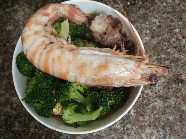 Than thở chồng chê bát mì với con tôm to như sắp ngã, vợ trẻ thích khoe liền bị chị em bóc mẽ - Ảnh 3.