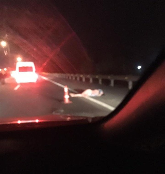 ra khoi xe sau tai nan, mot phu nu bi tong tu vong - 1