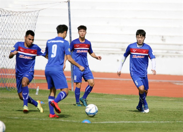 Xuân Trường (phải) vẫn là nhạc trưởng quan trọng của đội bóng