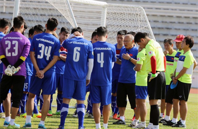 HLV Park Hang Seo dặn dò chiến thuật cho các tuyển thủ