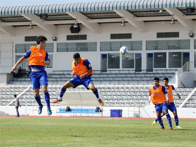 Các tuyển thủ tập bóng bổng chờ đấu U23 Uzbekistan