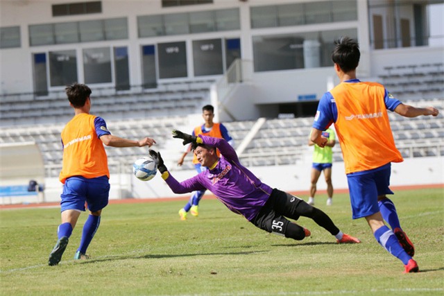 HLV Park Hang Seo tập cho học trò luyện dứt điểm khi đối mặt thủ môn