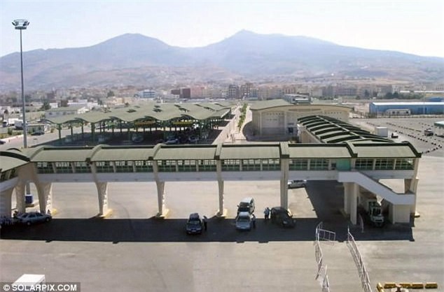 Bức ảnh bé trai bị kẻ buôn người nhồi nhét đằng sau bảng điều khiển xe hơi khiến cả thế giới phẫn nộ - Ảnh 3.