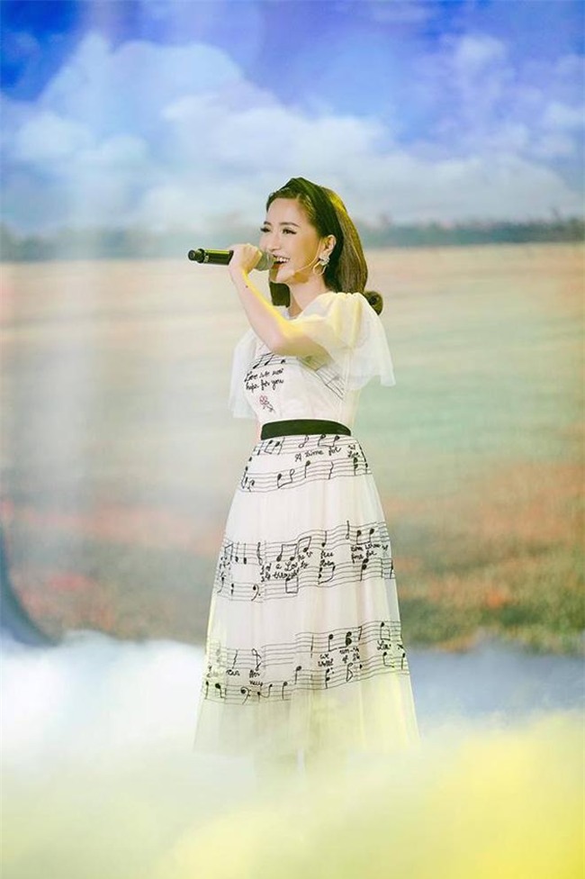 ngoc trinh dan dau top sao mac vay nhai on ao nhat nam 2017 - 15