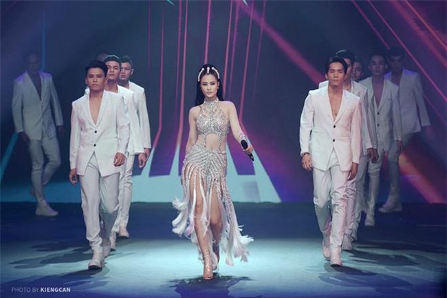 ngoc trinh dan dau top sao mac vay nhai on ao nhat nam 2017 - 7