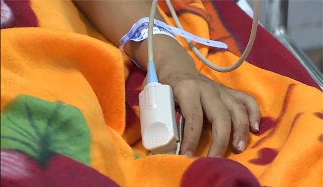 16 tre nhap vien do sap lan can truong hoc: “con roi tu tang 2 xuong cung hon 10 ban” - 4