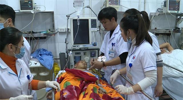 16 tre nhap vien do sap lan can truong hoc: “con roi tu tang 2 xuong cung hon 10 ban” - 7