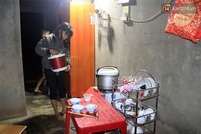 Bé trai 9 tuổi một mình sống giữa mộ bia ở Quảng Trị hơn 700 đêm và niềm vui ngày mẹ trở về - Ảnh 9.