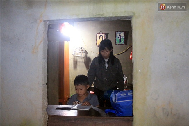 Bé trai 9 tuổi một mình sống giữa mộ bia ở Quảng Trị hơn 700 đêm và niềm vui ngày mẹ trở về - Ảnh 10.