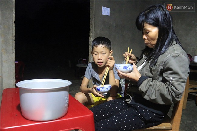 Bé trai 9 tuổi một mình sống giữa mộ bia ở Quảng Trị hơn 700 đêm và niềm vui ngày mẹ trở về - Ảnh 3.