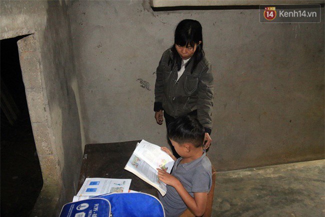 Bé trai 9 tuổi một mình sống giữa mộ bia ở Quảng Trị hơn 700 đêm và niềm vui ngày mẹ trở về - Ảnh 4.