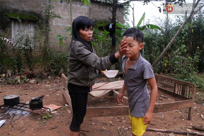 Bé trai 9 tuổi một mình sống giữa mộ bia ở Quảng Trị hơn 700 đêm và niềm vui ngày mẹ trở về - Ảnh 4.