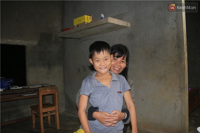 Bé trai 9 tuổi một mình sống giữa mộ bia ở Quảng Trị hơn 700 đêm và niềm vui ngày mẹ trở về - Ảnh 6.